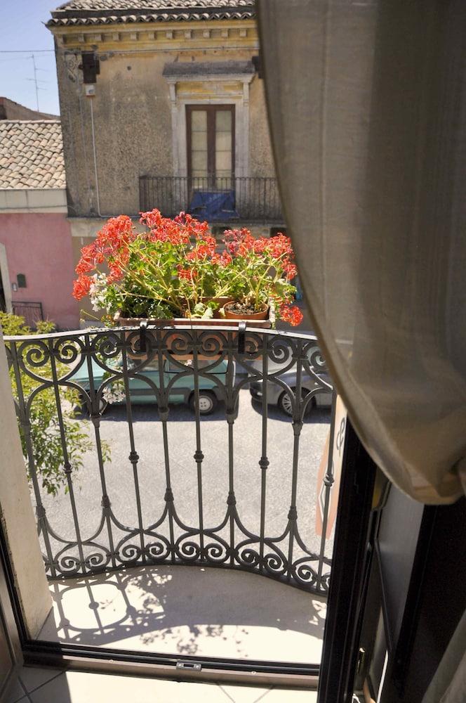 Casa Al Centro Storico Bed & Breakfast Nicolosi Exterior photo